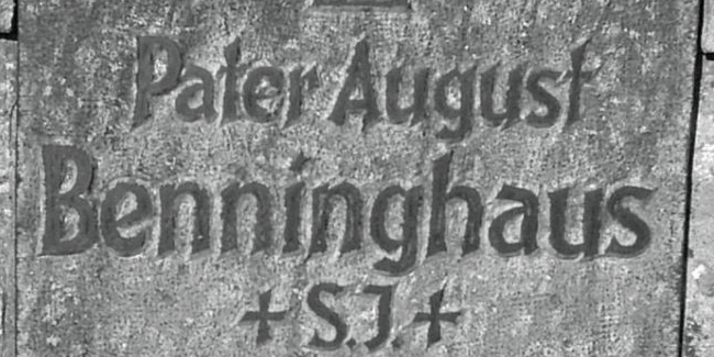 Grabstein von Pater Benninghaus auf dem Ankumer Friedhof